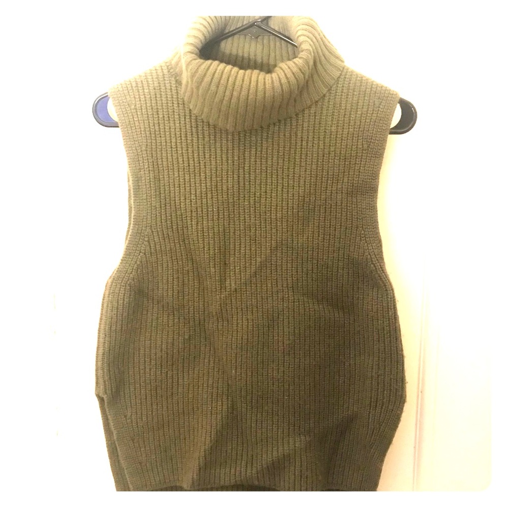 Turtle neck sleeveless sweater
